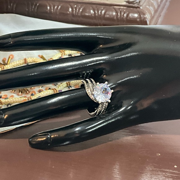 Elegant Silver Ring with Large Gemstone 7 - Picture 5 of 12